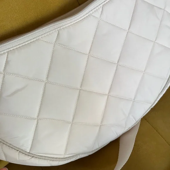 NWOT/ UNIQLO Off White Quilted Shoulder Bag - Picture 7 of 10